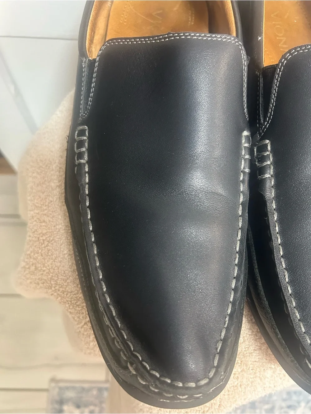 Vionic Preston  men’s leather loafers. Moccasin stitching. Size 13 nice shoes